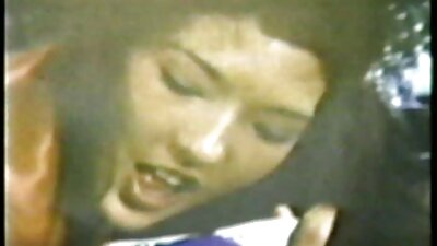 ਦੁੱਧੀ ਖਰਬੂਜ਼ੇ ਵਾਲੀ ਆਕਰਸ਼ਕ ਸਿਆਣੀ ਕੁੜੀ ਕੈਮਰੇ 'ਤੇ ਸੈਕਸ ਕਰਦੀ ਹੈ