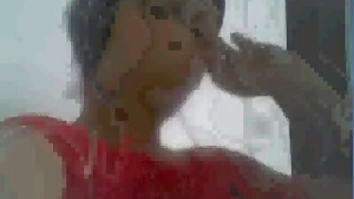 ਬੇਰੋਕ ਮੁਰਗੀ ਨੂੰ ਉਸਦੇ ਦੋਸਤ ਨੇ ਸੋਫੇ 'ਤੇ ਟੰਗਿਆ ਹੈ