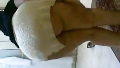 ਸੁਨਹਿਰਾ ਆਪਣੀਆਂ ਲੱਤਾਂ ਫੈਲਾਉਂਦਾ ਹੈ ਤਾਂ ਜੋ ਉਹ ਬਹੁਤ ਪਿਆਰ ਪ੍ਰਾਪਤ ਕਰ ਸਕੇ