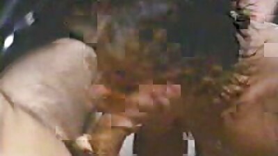 ਵੱਡੇ saggy boobs ਦੇ ਨਾਲ ਦਾਨੀ ਸੋਫੇ 'ਤੇ ਇੱਕ ਵੱਡਾ ਕੁੱਕੜ ਸਵਾਰੀ