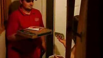 ਇੱਕ ਵੱਡੀ ਗਧੀ ਕੰਜਰੀ ਉਸਦੀ ਚੂਤ ਨੂੰ ਚੁੰਮ ਰਹੀ ਹੈ ਅਤੇ ਫਿਰ ਉਹ ਡਿੱਕ ਨੂੰ ਚੂਸਦੀ ਹੈ